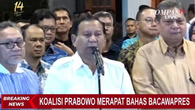 Bakal calon presiden dari Koalisi Indonesia Maju, Prabowo Subianto, mengumumkan Gibran Rakabuming Raka sebagai bakal calon wakil presidennya pada Pilpres 2024 di Jakarta, Minggu (22/10/2023) malam. (Sumber: Tangkapan layar KOMPAS TV)