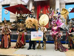 Kolaborasi SoKlin dan Jember Fashion Carnaval Curi Perhatian Warga New York