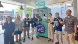 Lawson Indonesia, bekerjasama dengan Grab Indonesia dan Plasticpay, mengumumkan sosialisasi peluncuran penggunaan Reverse Vending Machine (RVM) perdananya di toko Lawson Cipete, Rabu (18/10/2023)