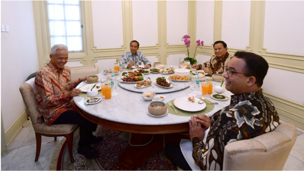 Presiden Joko Widodo santap siang bersama tiga calon presiden yang akan berpartisipasi pada pemilihan presiden 2024, yaitu Prabowo Subianto, Ganjar Pranowo, dan Anies Baswedan di Istana Merdeka, Jakarta, pada Senin, 30 Oktober 2023. (Foto setpres)