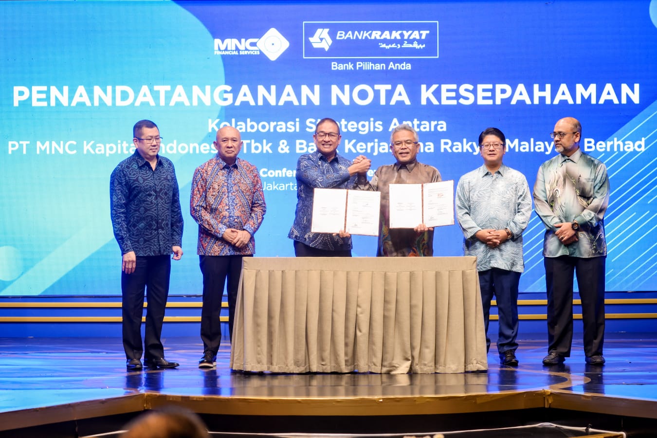 MenKopUKM Teten Masduki usai menyaksikan MoU antara PT MNC Kapital Indonesia denga Bank Kerjasama Rakyat Malaysia Berhad (Bank Rakyat) di Jakarta, Sabtu (21/10/2023)