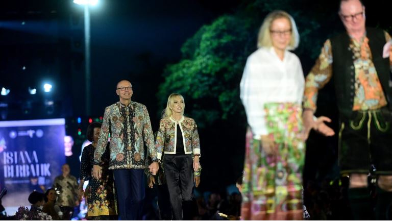 Sejumlah duta besar negara sahabat turut memamerkan koleksi busana motif batik mereka di hadapan Presiden Joko Widodo pada Pagelaran Istana Berbatik di depan Istana Merdeka, Jakarta, pada Minggu, 1 Oktober 2023. Foto Setpres