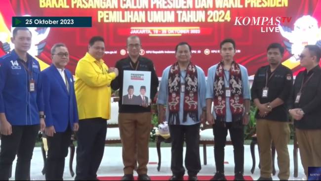 Penyerahan berkas pendaftaran bakal capres-cawapres Prabowo Subianto dan Gibran Rakabuming Raka di KPU, Rabu (25/10/2023). (Sumber: Tangkapan layar Kompas TV)