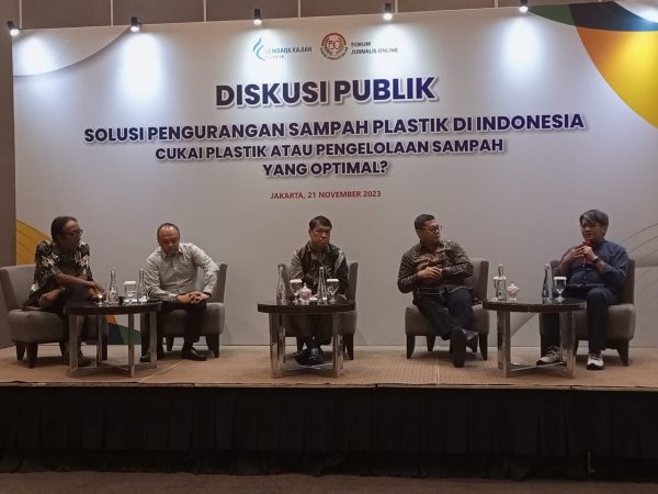 Diskusi publik terkait kebijakan cukai dan pengelola sampah di Jakarta