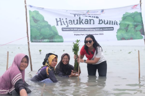 Kolaborasi FIFGROUP bersama Kompas.id sebagai media partner dan dengan mitra penggerak penghijauan bernama LindungiHutan ini turut melibatkan instansi pendidikan yakni SMPN Atap 01 Pulau Pari serta petani lokal Kepulauan Pari sebagai penyedia bibit mangrove