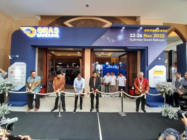 Buka setiap hari mulai 22-26 November 2023 pada pukul 11.00-21.00 WIB di hari kerja (Rabu-Jumat) dan 10.00-21.00 WIB di hari libur (Sabtu-Minggu) di Sudirman Grand Ballroom. Tiket masuk GIIAS Bandung dijual secara online melalui aplikasi Auto360, serta pengunjung juga dapat melakukan pembelian tiket secara onsite di konter tiket pada area pameran.