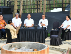 Presiden Nikmati Teh Hangat dan Roti Bakar Bersama Para Menteri di IKN