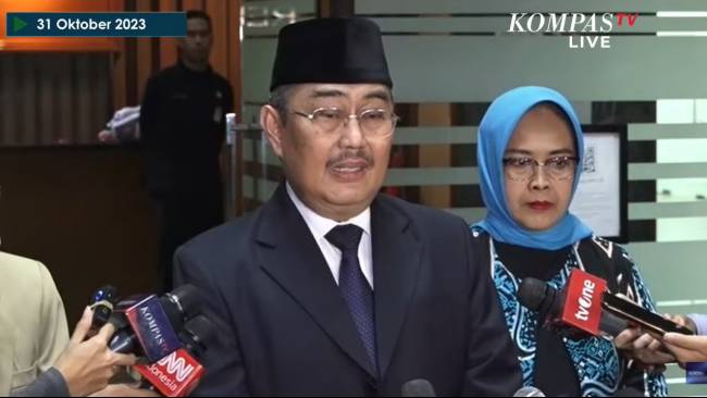 Ketua Majelis Kehormatan Mahkamah Konstitusi (MKMK) Jimly Asshiddiqie berbicara kepada wartawan setelah memeriksa tiga hakim MK di Jakarta, Selasa (31/10/2023). (Sumber: Tangkapan layar Kompas TV)