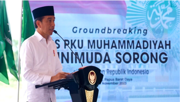 Presiden Joko Widodo melakukan peletakan batu pertama atau groundbreaking Rumah Sakit PKU Muhammadiyah Unimuda Sorong, di Kabupaten Sorong, Provinsi Papua Barat Daya, pada Jumat, 24 November 2023 (Foto: Setpres)