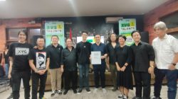 Ketua Umum Organ Relawan Pendukungnya Extravaganjar (XVG), Adi Adrian, didampingi Sekjen Fendy Mugni, dan Tim Khusus 8 XVG, baru saja menyerahkan '8 Gagasan Industri Musik Indonesia kepada Arsjad Rasjid