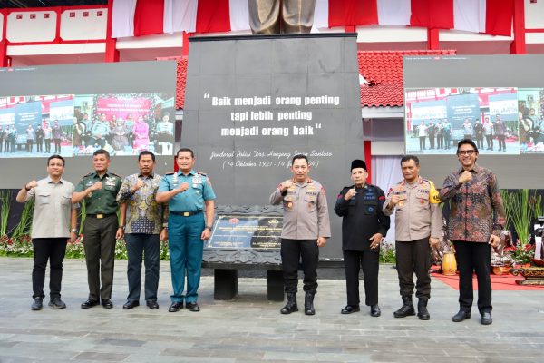 anglima TNI Laksamana TNI Yudo Margono S.E., M.M bersama Kapolri Jenderal Pol Listyo Sigit Prabowo meresmikan Monumen Jenderal Polisi Hoegeng Iman Santoso di Pekalongan, Jawa Tengah, Sabtu (11112023).