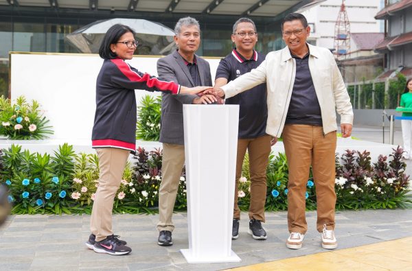 The Gade Tower, gedung yang memiliki 22 lantai dengan nilai investasi mencapai Rp 700 Miliar ini diresmikan secara langsung oleh Direktur Utama PT Bank Rakyat Indonesia (Persero) Tbk, Sunarso selaku induk Holding Ultra Mikro yang ditandai dengan penandatangan prasasti dan pengguntingan pita, didampingi oleh Komisaris Utama PT Pegadaian Loto Srinaita Ginting, Direktur Utama Pegadaian Damar Latri Setiawan