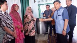 Universitas Dian Nusantara (Undira) menyerahkan bantuan alat produksi cairan pembersih lingkungan berupa Mixing Tank dalam pengembangan Industri Kecil dan Rumah Tangga (IKRT) yang berkelanjutan