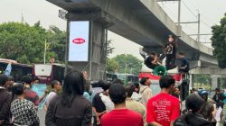 Sekelompok aktifis pemuda yang menamakan diri Aliansi Pengawas Penegakan Hukum (APPH) menggelar aksi di depan kantor Kejaksaan Agung (Kejagung) di Jakarta, Jumat (1/12/2023).