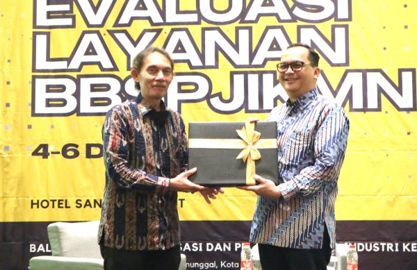 Kepala Badan Standardisasi dan Kebijakan Jasa Industri (BSKJI) Kementerian Perindustrian, Andi Rizaldi (kanan) menerima cenderamata dari Kepala Balai Besar Standardisasi dan Pelayanan Jasa Industri Keramik dan Mineral Non Logam (BBSPJIKMN) Azhar Fitri pada acara Konsinyering Evaluasi Layanan BBSPJIKMN di Garut, Jawa Barat.