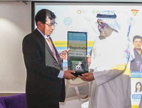 Direktur Jenderal Industri Logam, Mesin, Alat Transportasi, dan Elektronika (ILMATE) Kementerian Perindustrian, Taufiek Bawazier (kiri) bertukar cenderamata dengan Special Advisor Dubai Health Authorithy (DHA) H.E. Dr. Younis Mohammed Kazim (kanan) saat Forum Bisnis Alat Kesehatan di Dubai, Selasa (301).