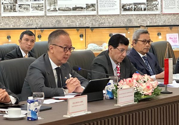 Menteri Perindustrian Agus Gumiwang Kartasasmita melakukan pertemuan dengan perwakilan dari VinFast, perusahaan otomotif asal Vietnam, yang akan investasi bangun pabrik kendaraan listrik di Indonesia. Pertemuan Menperin RI ini dalam rangkaian agenda mendampingi Presiden RI Joko Widodo melakukan kunjungan kenegaraan di Hanoi