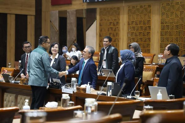 Pelaksana tugas (Plt.) Kepala Perpusnas E. Aminudin Aziz dalam rapat dengar pendapat (RDP) dengan Komisi X Dewan Perwakilan Rakyat Republik Indonesia (DPR) di Senayan, Jakarta, pada Rabu (17/1/2024).