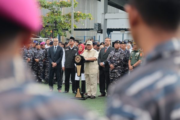 Menteri Pertahanan RI Prabowo Subianto didampingi KSAL Laksamana TNI Muhammad Ali melepas keberangkatan kapal rumah sakit TNI KRI dr. Radjiman Wedyoningrat-992 untuk melaksanakan pelayaran Muhibah/Port Visit ke Mesir.