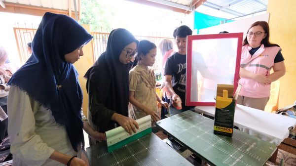 Srikandi PLN memberikan bantuan pengembangan usaha dalam bentuk workshop sablon kepada Yayasan Pergerakan Difabel Indonesia di Makassar, Sulawesi Selatan