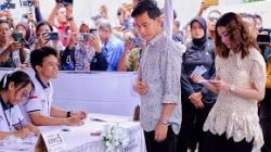Calon Wakil Presiden Gibran Rakabuming Raka dan istrinya, Selvi Ananda, mencoblos di Kelurahan Manahan, Kecamatan Banjarsari Kota Solo, pada Rabu (14/2/2024). Foto: TKN 02