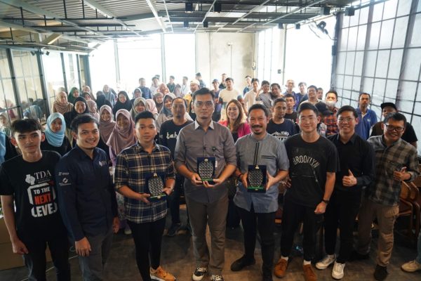 J&T Cargo Sesi Foto Bersama Roadshow Bandung pada Tanggal 1 Februari 2024