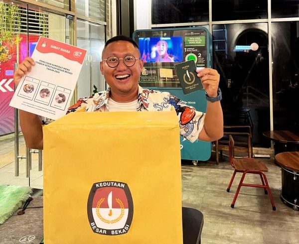 Kedubes Bekasi adalah sebuah singkatan dari Komunitas Kedutaan Besar Bekasi yang diinisiasi oleh pemuda kreatif yang bernama Fithor Faris. Komunitas Kedubes Bekasi merupakan wadah bagi Ekonomi Kreatif yang memiliki latar belakang lintas multidisiplin ilmu