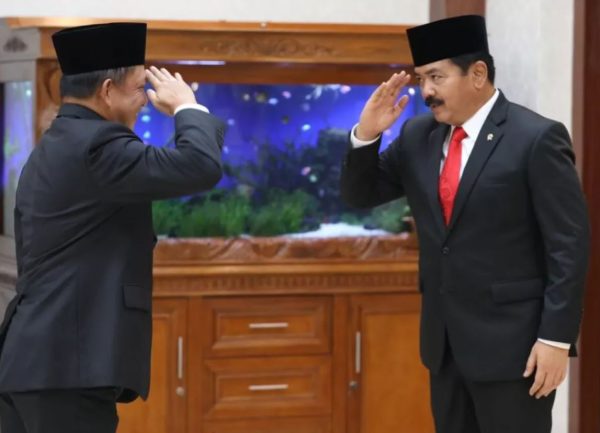 Pejabat laksana tugas Menteri Koordinator Bidang Politik, Hukum dan Keamanan (Plt. Menko Polhukam) Tito Karnavian melaksanakan serah terima jabatan (sertijab) kepada Menteri Koordinator Bidang Politik, Hukum dan Keamanan yang baru dilantik Marsekal TNI (Purn.) Hadi Tjahjanto di kantor Kemenko Polhukam, Jakarta, Rabu (21/2/2024) dok: Kemenkopolhukam