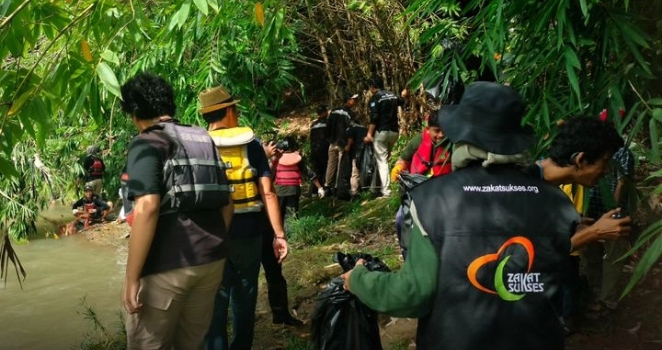 Komunitas Ciliwung Depok bersama dengan 35 komunitas lainnya menginisiasi gerakan massal untuk menangani permasalahan sampah