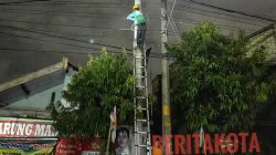 Petugas PLN Icon Plus Lakukan Penataan Kabel Fiber Optik di Simpang Joglo Surakarta