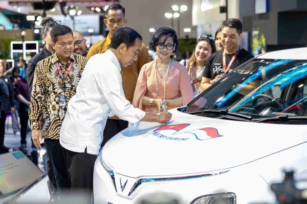 Presiden Jokowi kunjungi booth VinFast