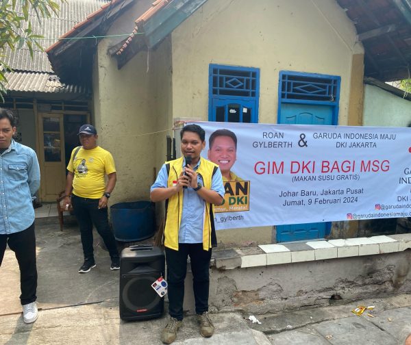 Relawan Garuda Indonesia Maju Berbagi Makan Gratis di Jakarta
