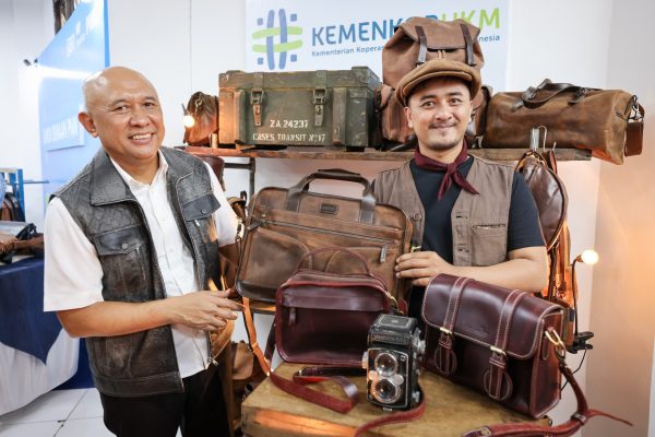 Menteri Koperasi dan UKM (MenKopUKM) Teten Masduki meresmikan Rumah Produksi Bersama (RPB) komoditas kulit di Kabupaten Garut, Jawa Barat, Sabtu 17 Februari 2024