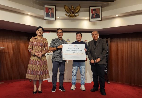 (kedua kiri) Direktur Network & Services BNI Ronny Venir menyerahkan secara simbolis diaspora loan kepada Pemilik Kampung Kita Phang Tjhung Phin (kedua kanan) di acara Edukasi Keuangan Bagi Diaspora dan Pekerja Migran Indonesia yang diselenggarakan di Kantor Konsulat Jenderal Republik Indonesia Hong Kong, Sabtu (24 Februari 2024). Penyerahan tersebut disaksikan oleh Konsul Jenderal RI untuk Hong Kong Yul Edison (kanan) dan Kepala Eksekutif Pengawas Perilaku Pelaku Usaha Jasa Keuangan, Edukasi dan Perlindungan Konsumen OJK Friderica Widyasari Dewi (kiri).