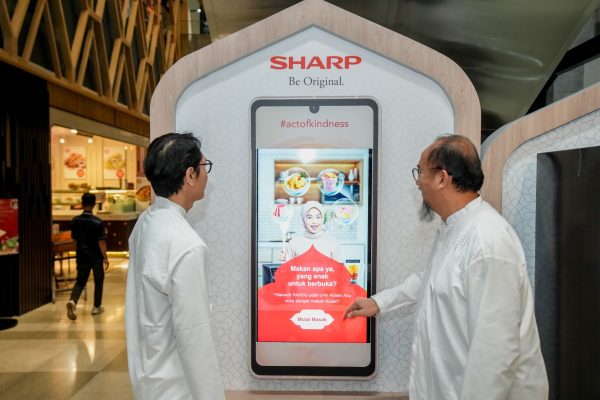 Foto Perwakilan Sharp Indonesia menjelaskan cara bermain food for good di acara Sharp Bersedekah