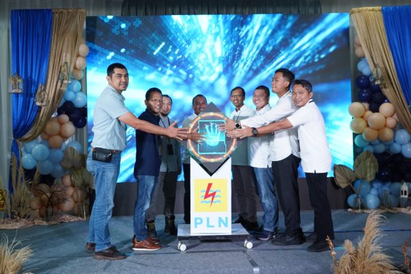 PLN UID Jakarta Raya saat pembukaan Bazar Murah PLN Mobile yang dilakukan secara hybrid di 4 lokasi berbeda
