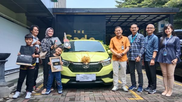 PT Pegadaian Kanwil X Jawa Barat menyerahkan reward satu unit mobil Brio Satya kepada nasabah program Mulia Pegadaian