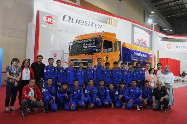 Foto Bersama Astra UD Trucks, UD Astra Motor Indonesia, dan SMK 1 Perguruan Cikini Jakarta