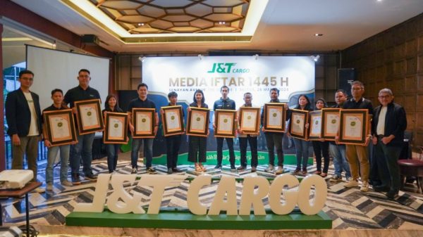 J&T Cargo memperkuat komitmen terhadap peningkatan kualitas layanan dengan berkolaborasi strategis bersama mitra dari tiga sektor industri kunci, yakni UMKM di sektor pelayanan dan komunitas UMKM, Portal Informasi Bisnis, serta sektor Resources