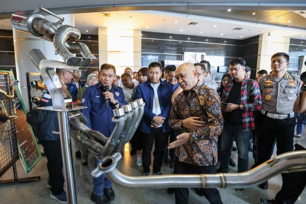 MenKopUKM Teten Masduki dalam acara Demo Day Knalpot Aftermarket di Gedung Smesco, Jakarta, Senin (25/3/2024)