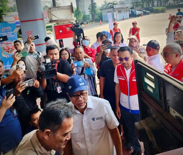 Menteri Perdagangan Republik Indonesia, Zulkifli Hasan didampingi Direktur Pemasaran Regional Pertamina Patra Niaga Mars Ega Legowo melakukan penyegelan dispenser SPBU 34.41345 Jalan Tol Jakarta – Cikampek Rest Area KM 42, Wanasari, Telukjambe Barat, Karawang, Jawa Barat