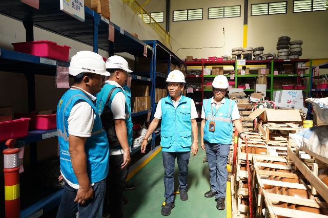 General Manager PLN UID Jakarta Raya, Lasiran (dua dari kanan) didampingi Manager PLN UP3 Kebon Jeruk, Elpis J Sinambela (paling kanan), Senior Manager Keuangan, Sindu Prastowo (paling kiri), dan Praniko Banu Rendra (dua dari kiri) melakukan pengecekan material pendukung di gudang PLN yang berlokasi di Larangan, Tangerang