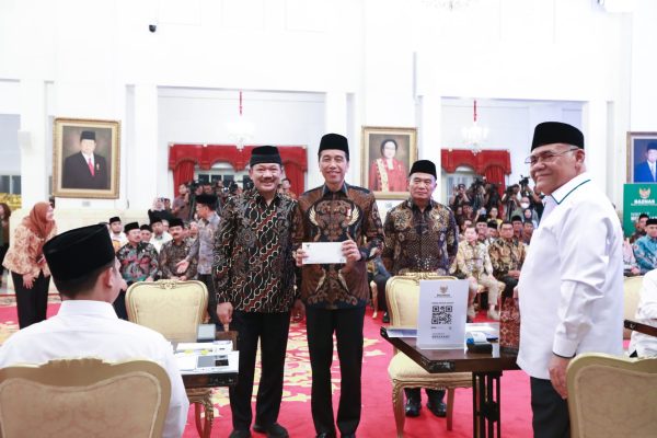 Presiden Jokowi Salurkan Zakat Melalui BAZNAS RI