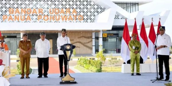 Presiden Joko Widodo meresmikan Bandara Panua Pohuwato di Provinsi Gorontalo/Ist