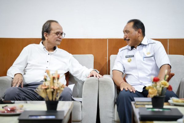 Foto Kiri ke Kanan: Deputi Bidang Usaha Mikro KemenKopUKM Yulius dan PJ Bupati Klungkung I Nyoman Jendrika, dan bersepakat bahwa tidak ada pelarangan jam operasional warung kelontong di Kabupaten Klungkung.