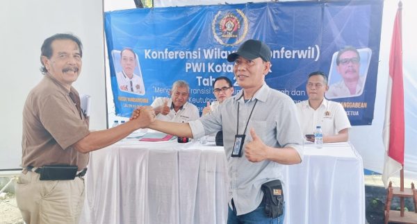 Foto kiri ke kenan Tardip Panggabean jurnalis SKM Suara Independen dan Rusdy Nurdiansyah Jurnalis Senior dari Ruzka Republika sesaat sebelum pemungutan suara (dok. Beritakota.id)