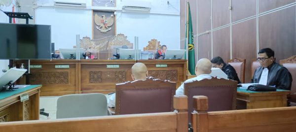 Para terdakwa kasus PT. Ruhui Pancaran Sukses (RPS) vs PT. Kushan Internasional Development (KID) sedang berkonsultasi dengan kuasa hukum sesaat sebelum sidang dilaksanakan di Pengadilan Negeri Jakarta Selatan, Senin 27/05/2024)