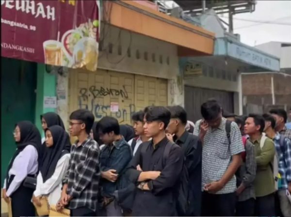 Viral Warung Seblak Buka Lowongan untuk 20 Orang, Pemiliknya Kaget Didatangi Ratusan Pelamar. foto: TikTok @bangsatria_98