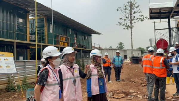 Trio Srikandi PLN Unit Pelaksana Pelayanan Pelanggan (UP3) Ciputat (Dari kiri) Team Leader Administrasi Umum & Komunikasi, Febi Anggreini, Junior Officer Account Executive, Badriatus Soleha, dan Assistant Manager Pemasaran, Insa. Mereka memimpin strategi percepatan proses penyambungan listrik pelanggan Top Golf dengan daya 1.525.000 VA.