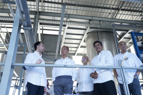 Menteri Perindustrian Agus Gumiwang Kartasasmita meninjau proses pembuatan bahan baku dari perusahan yang bergerak di bidang bioteknologi bersama (kanan ke kiri) Staf Khusus Menteri Perindustrian Neil Iskandar Daulay, Direktur Jenderal Industri Agro Putu Juli Ardika, Staf Khusus Menteri Perindustrian Gatot Sudariyono, dan Founder sekaligus CEO PT. Evergen Resources Siswanto Harjanto yang berlokasi di Kendal, Jawa Tengah, 28 Juni 2024.